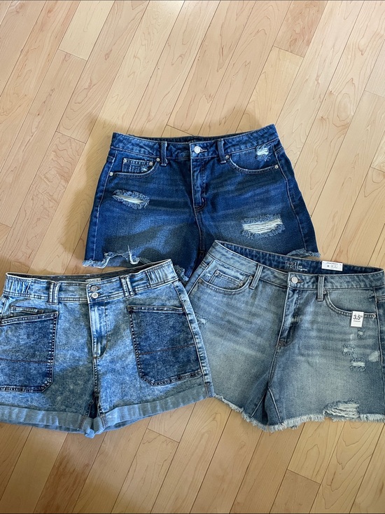 Time and Tru Pants - NWT Time & Tru Denim Distressed Women’s Shorts - Blue Wash size 8-10